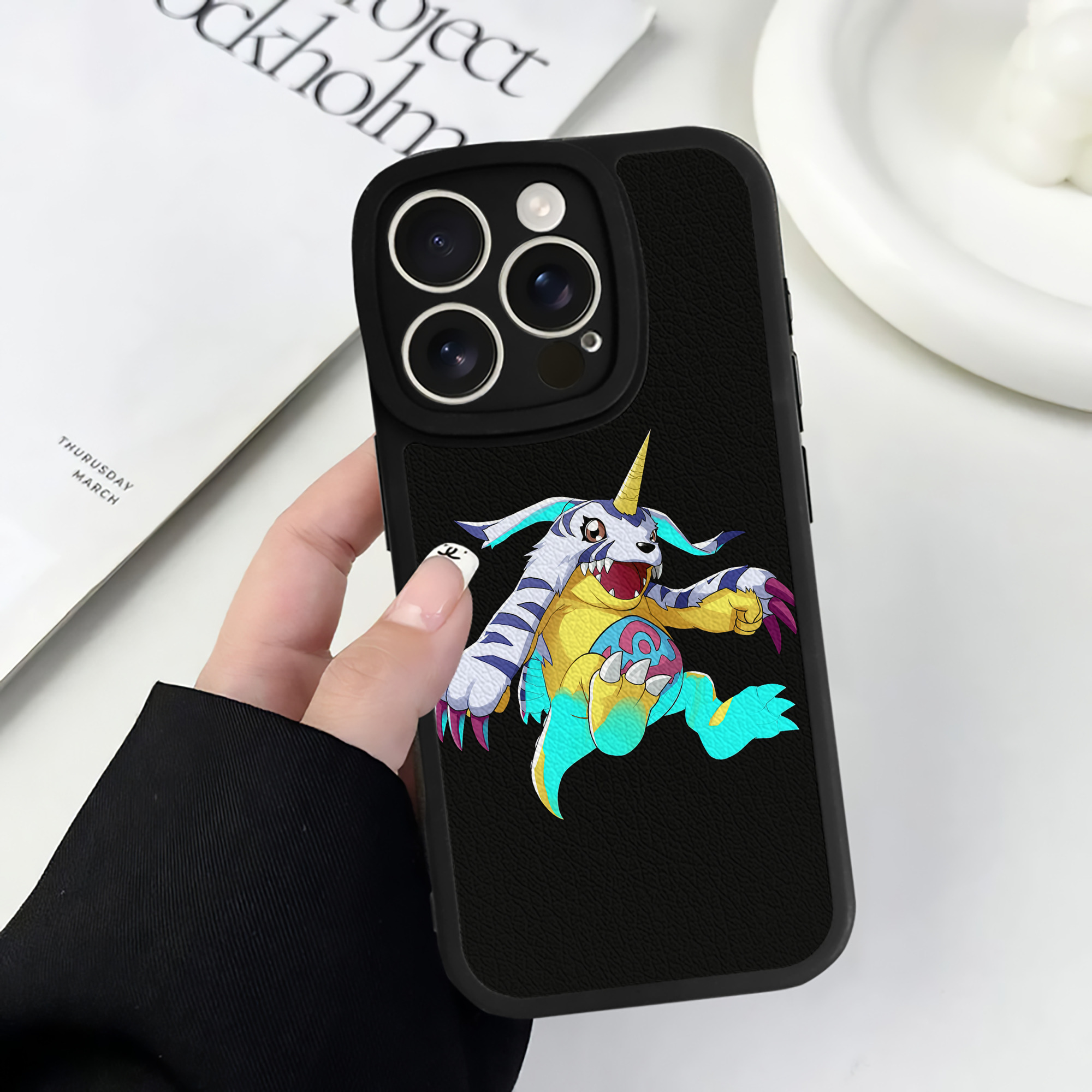 （画像用） Digimon デジタルモンスター/デジモン 【iPhone 16シリーズ対応】シリコンスマホケース（レザー調） 材質：シリコン